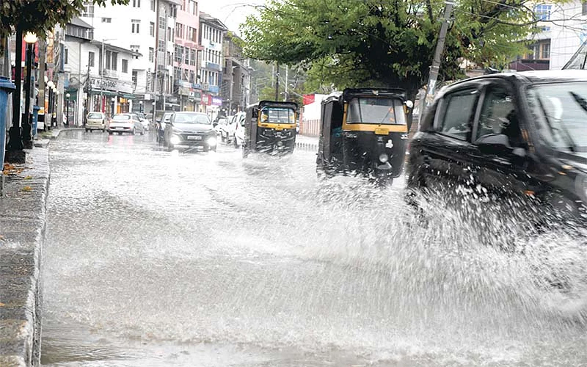 Incessant rain causes waterlogging in Srinagar areas