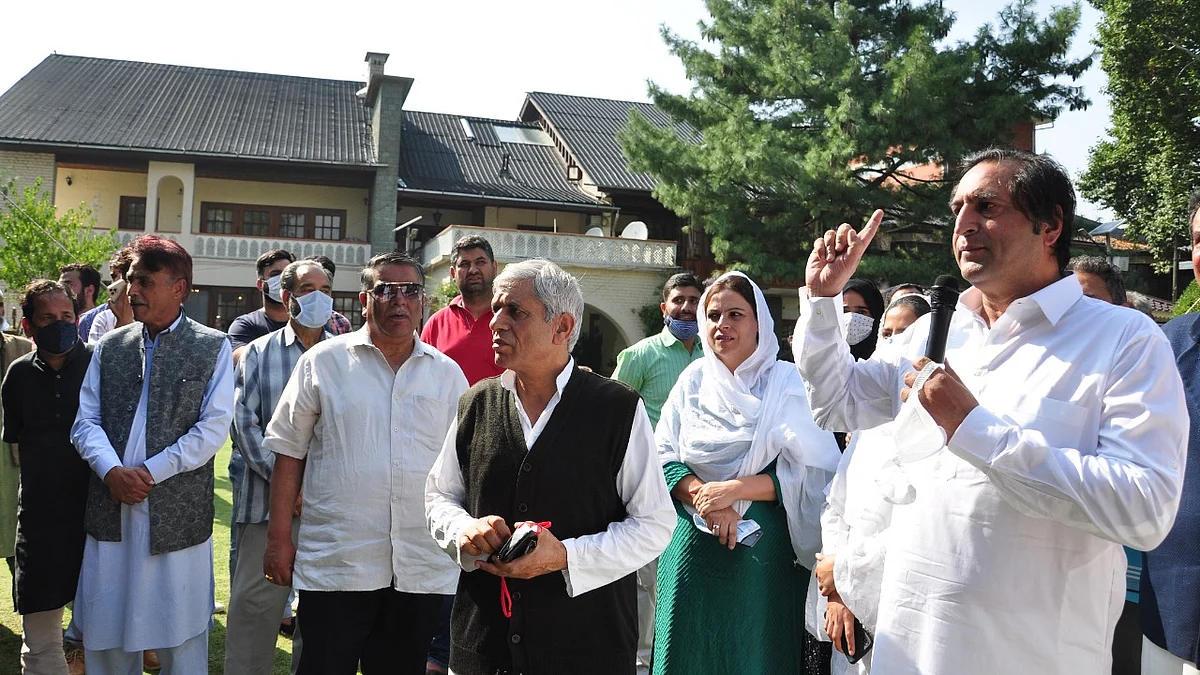 Nizamuddin Bhat joins People's Conference