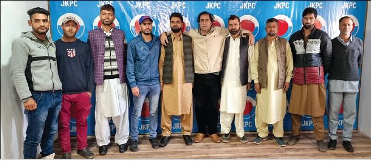 Lone, while welcoming the new entrants in PC fold said that it is inspiring and encouraging to see people from all walks of life joining the PC with a resolve to strengthen it on ground and make it a viable political alternative and a force to reckon with.