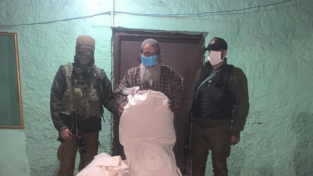 Four drug peddlers held with contraband in Pulwama, Kulgam