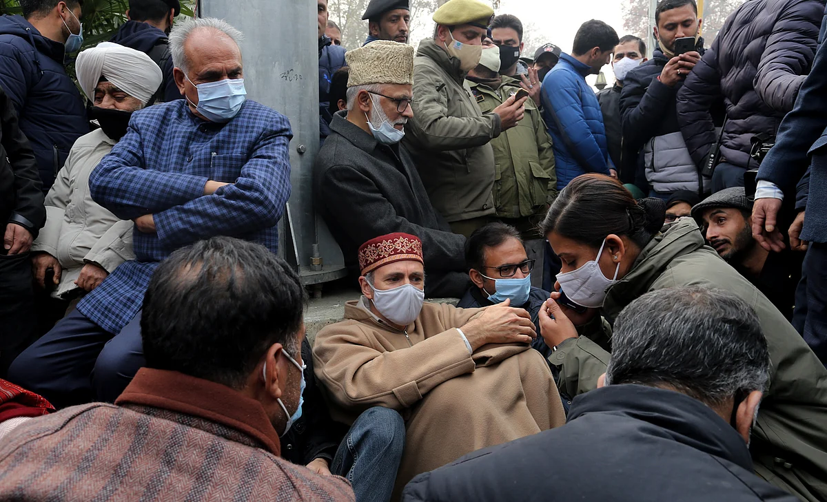 Omar holds sit-in with party leaders