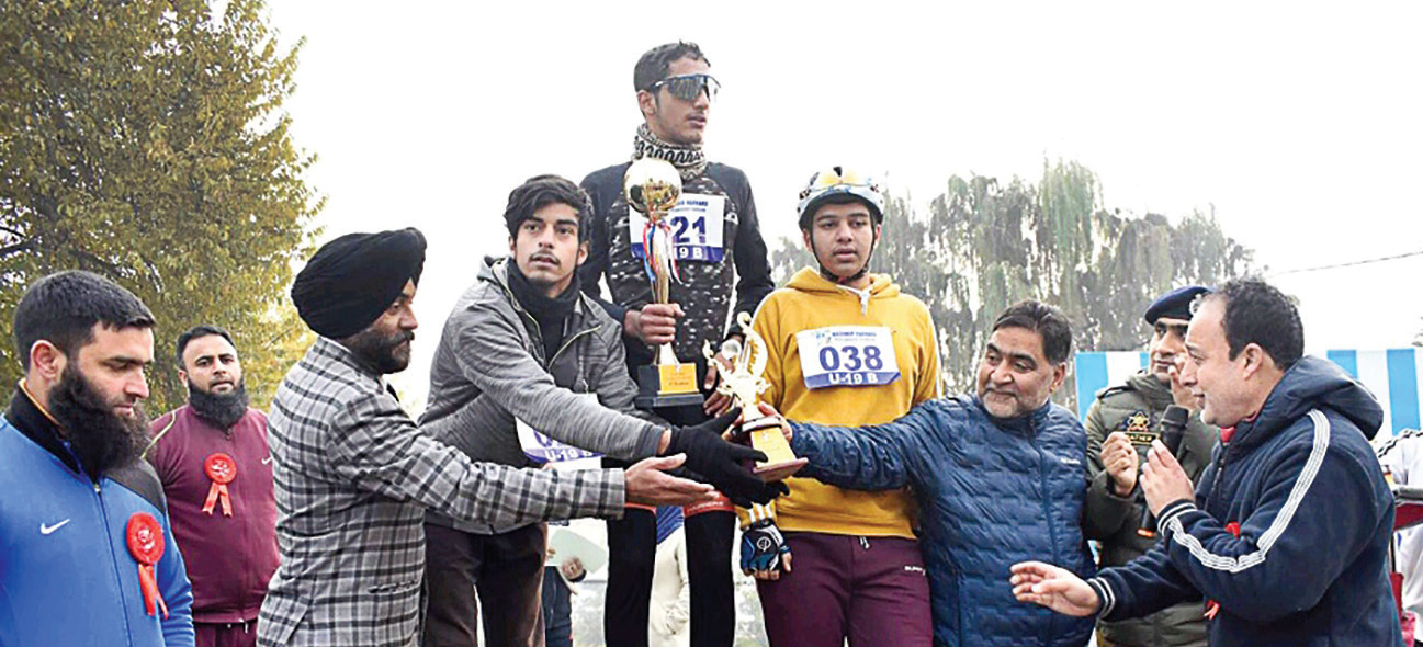 Kashmir Harvard organises ‘Commit to be fit’ cycle race