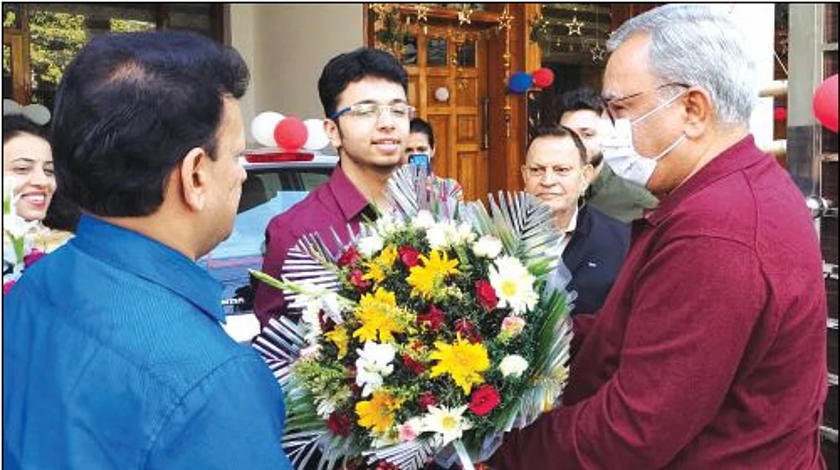 Advisor Khan visits NEET topper Tanmay Gupta