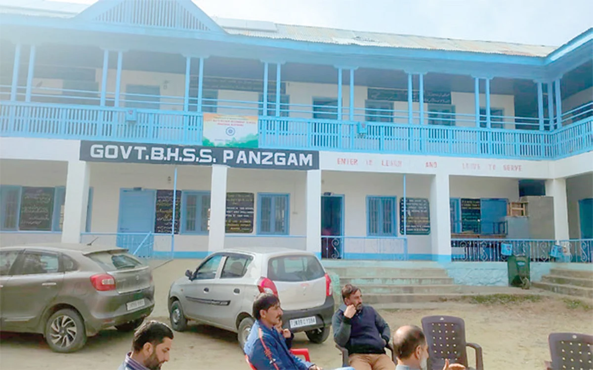 Only 2 lecturers, 6 classrooms for 900 students in this Kupwara school