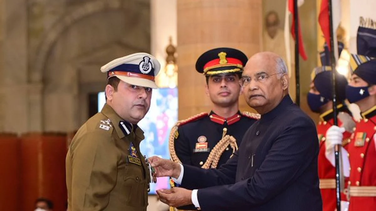President Kovind presents Shaurya Chakra to DIG NIA Amit Kumar