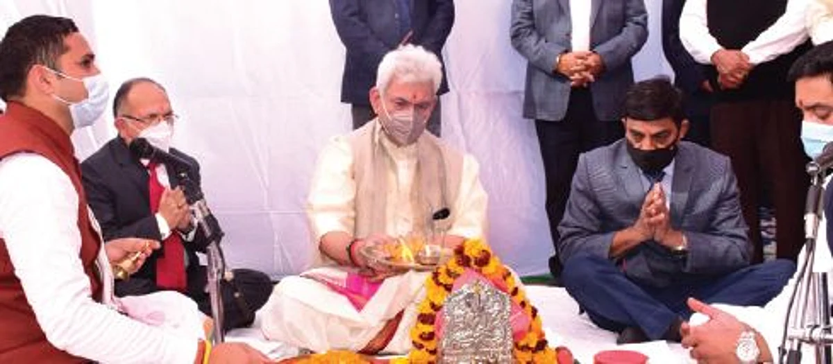 Speaking on the occasion, the Lt Governor congratulated the devotees of Shri Amarnath ji; officials of the Shrine Board and the people of Jammu region for the ground-breaking ceremony of the Yatri Niwas.