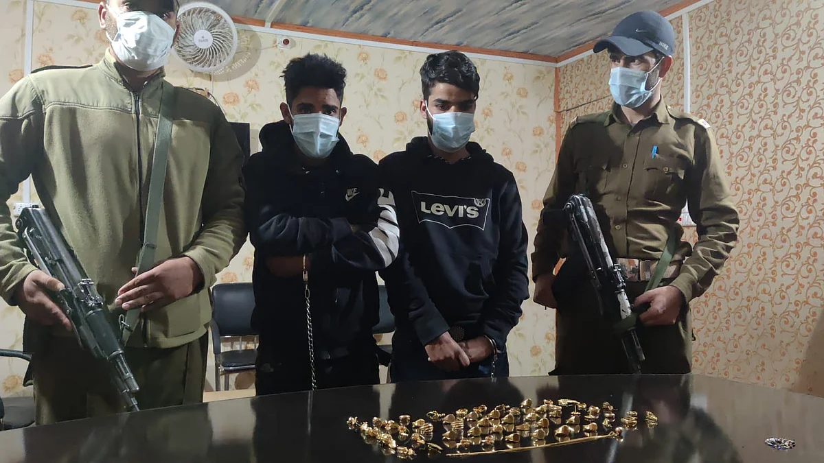 Two Pattan youth held with jewelry worth Rs 10 lakh stolen in central Kashmir's Budgam