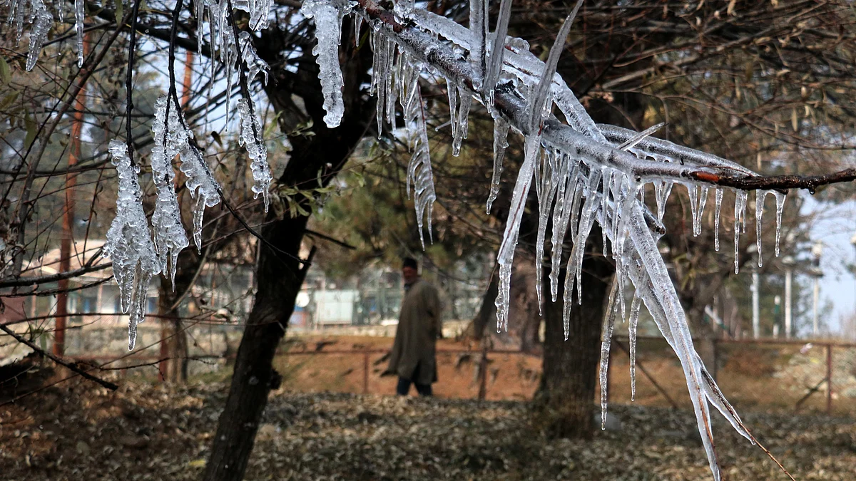 Freezing cold weather conditions continue in Kashmir