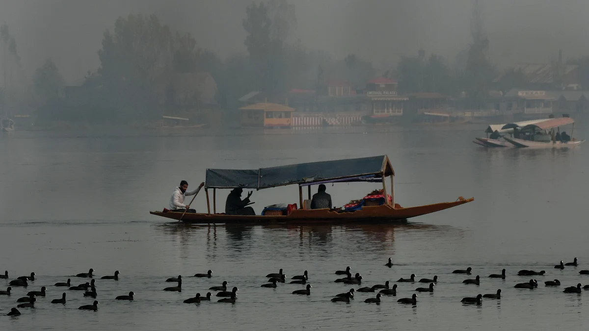 Night temperature rises above freezing point in Srinagar