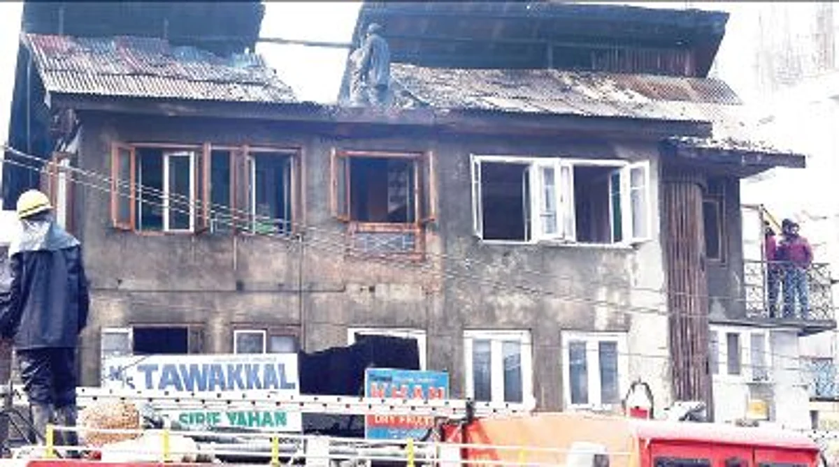 2 houses damaged in Darish Kadal fire