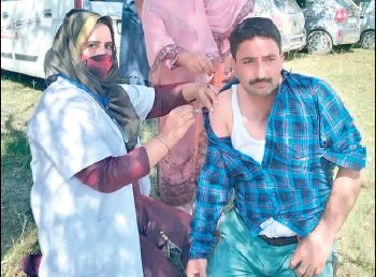 Kupwara health worker administers 27,834 jabs, becomes inspiration