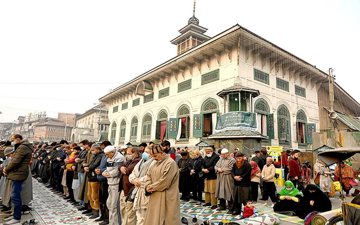 Urs of Dastgeer Sahib (RA) concludes | Thousands of devotees pay obeisance at shrine