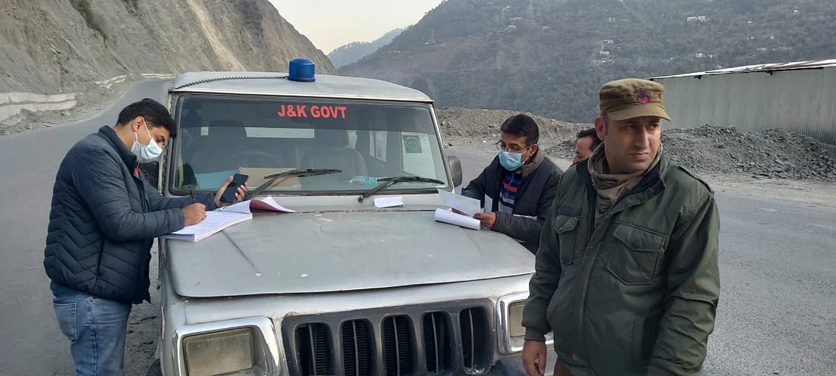 Amid rise in accidents, authorities intensify drive against negligent driving on Srinagar-Jammu highway