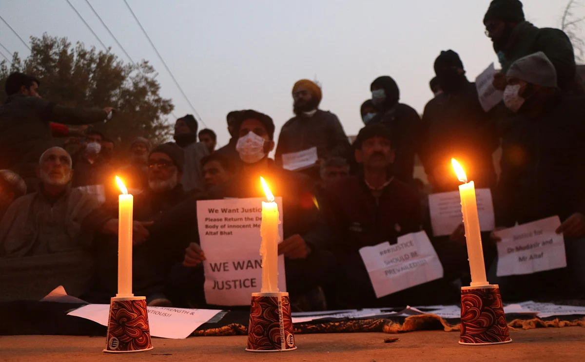 Families of 2 slain Srinagar men stage sit-in, demand bodies