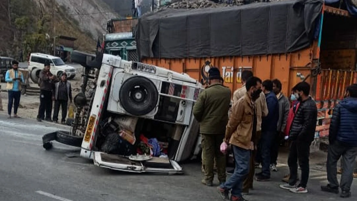 An official said that the vehicle was on way to Chandigarh from Srinagar when it met with the accident reportedly due to a tyre burst resulting into injuries to the travelers.