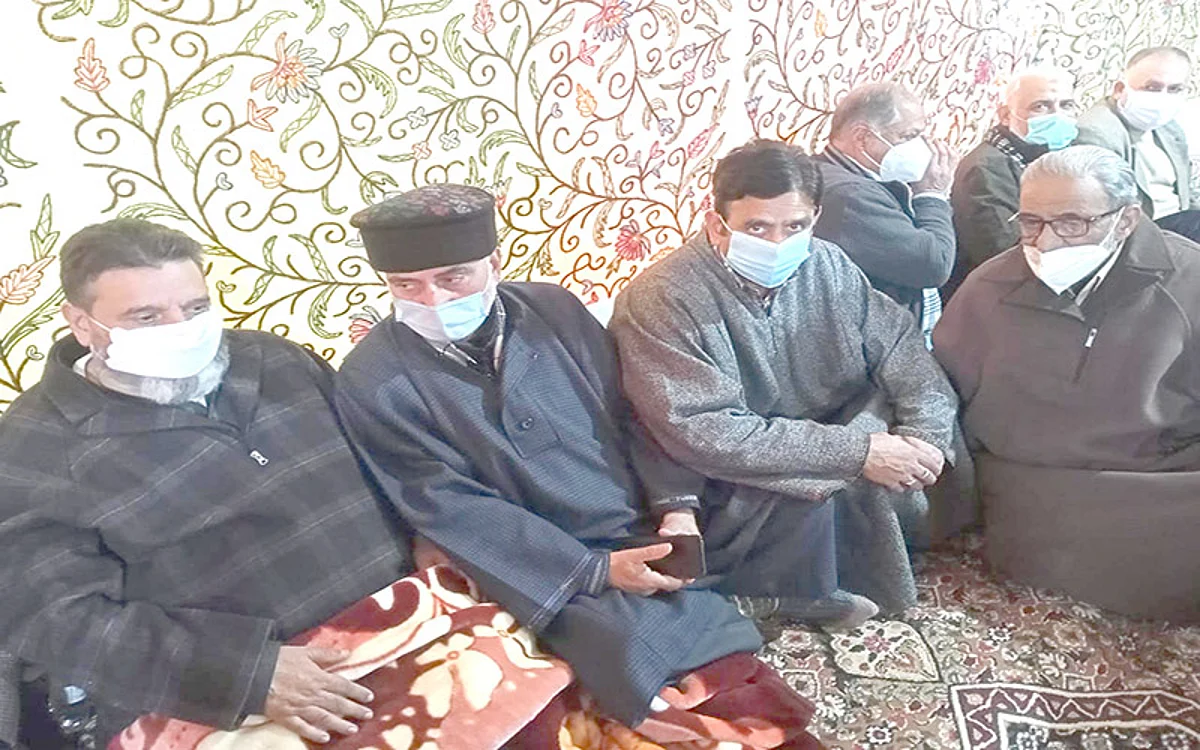 Rafeeq Masoodi led delegation attends late Syed Iqbal Bukhari’s Fateh Khawani
