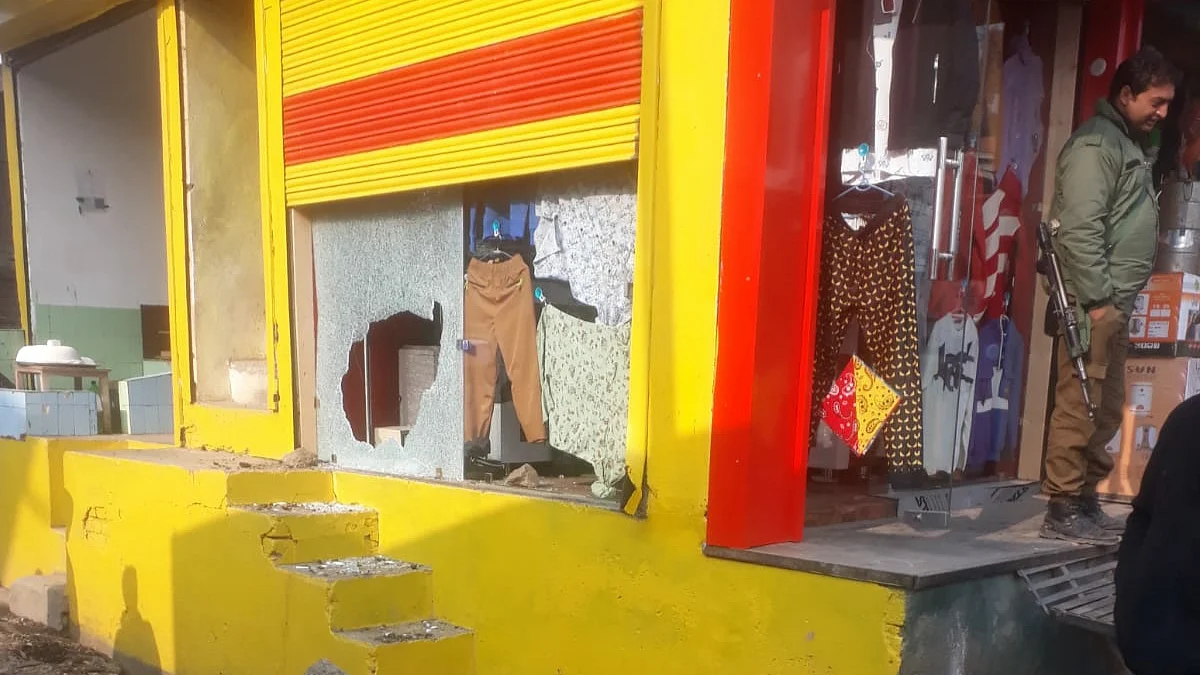 Burglars break into Jamia Masjid, three shops in north Kashmir's Sumbal, over Rs 50,000, valuables stolen