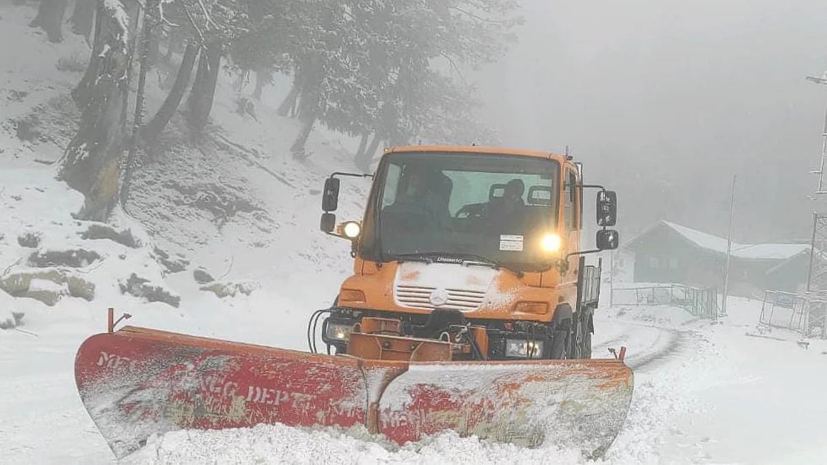 An official said that 2-3 inches of snowfall were reported in Gulmarg, Tangmarg and Baba Reshi in north Kashmir's Baramulla district till 4 am this morning even as the mechanical engineering wing of the R&B Department swung into action to clear the road.