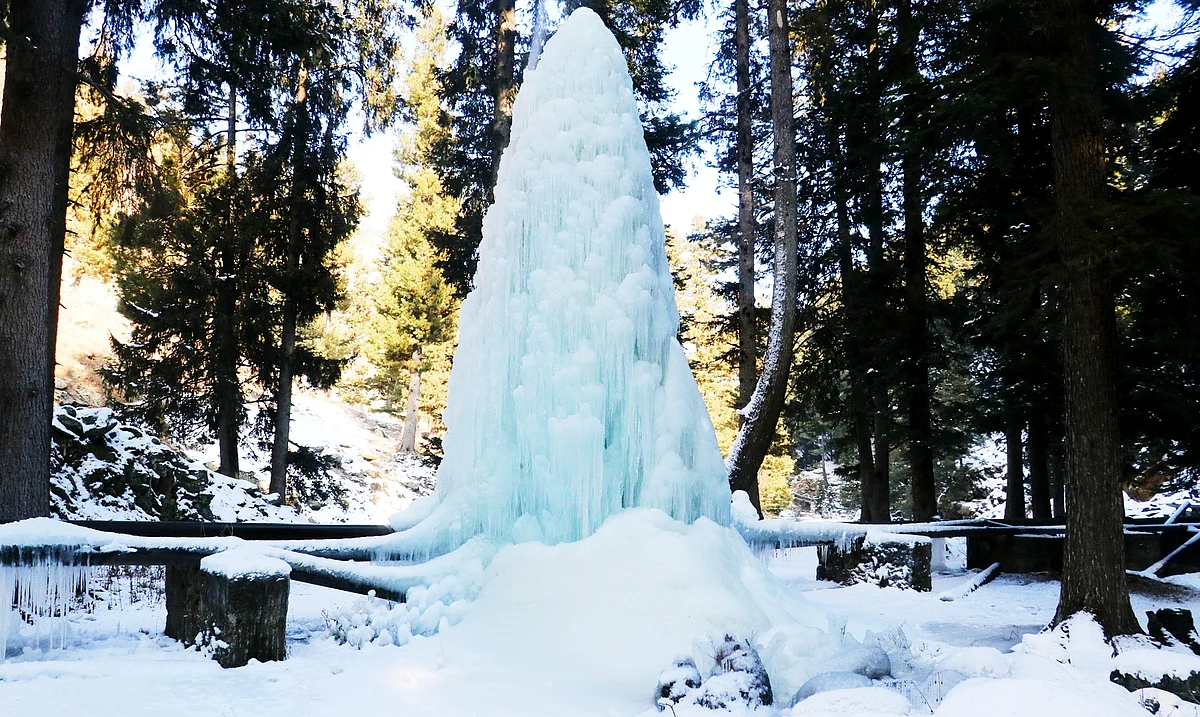 Cold wave continues in Kashmir, Gulmarg freezes at minus 9°C