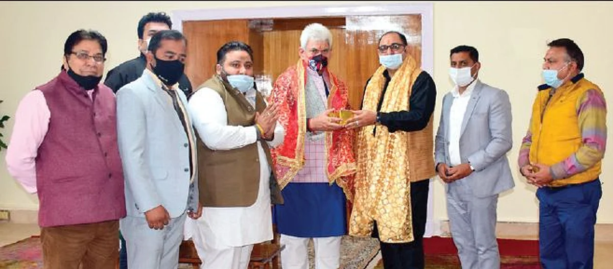 An official spokesman in a statement issued here said that Sinha was interacting with members of a delegation of Pracheen Bhairav Mandir Trust led by Chandan Datta comprising Mahant Romil Sharma and others.