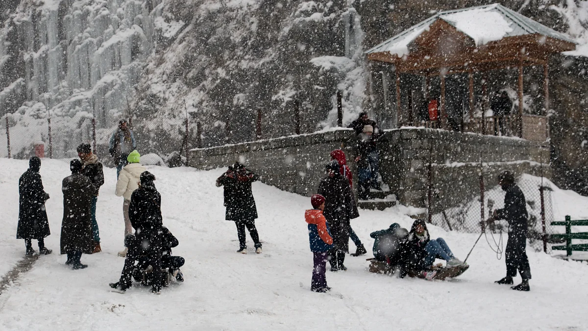 Domestic holidaymakers keep Kashmir tourism sector afloat amid virus scare