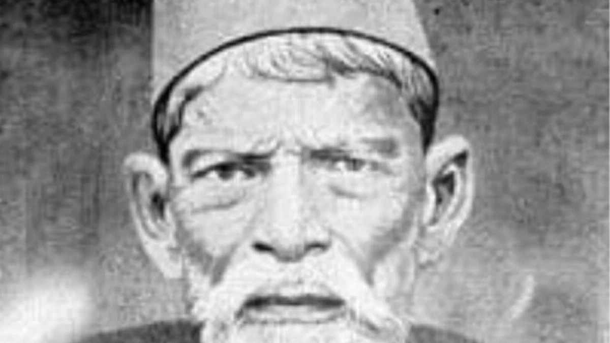 Akbar Allahabadi, incidentally, is famous for his lines on newspapers which say -- "khincho na kamanon ko, na talvar nikalo, jab top muqabil ho to akhbaar nikalo' (Neither bow and arrow nor a sword do you require. Publish a newspaper when faced with cannon fire).