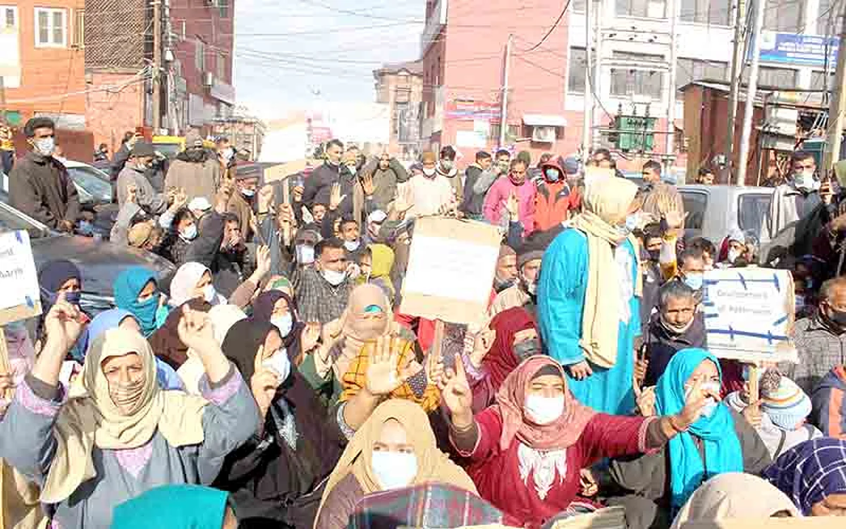 Rakh-e-Arth inhabitants stage protest | Decry lack of basic facilities