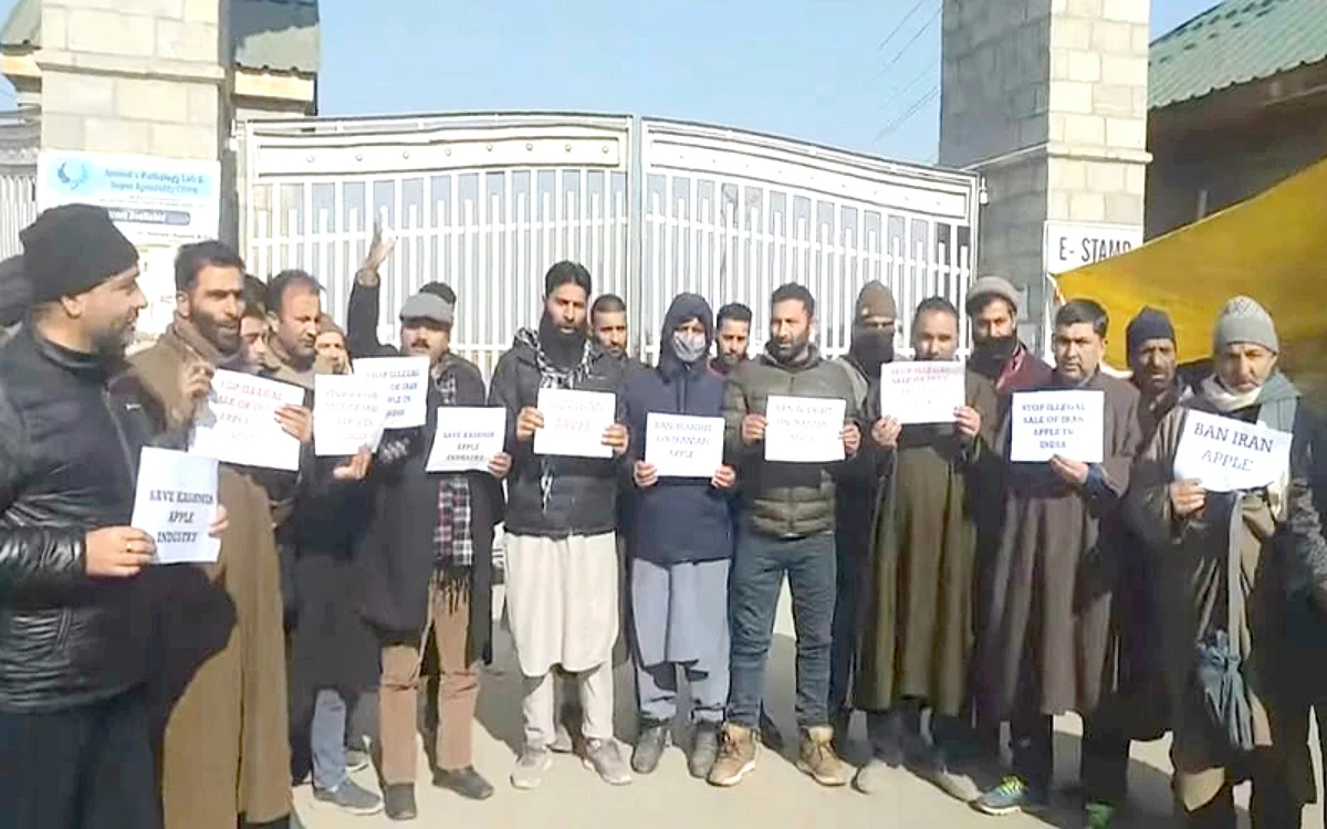 Fruit traders protest in Sopore