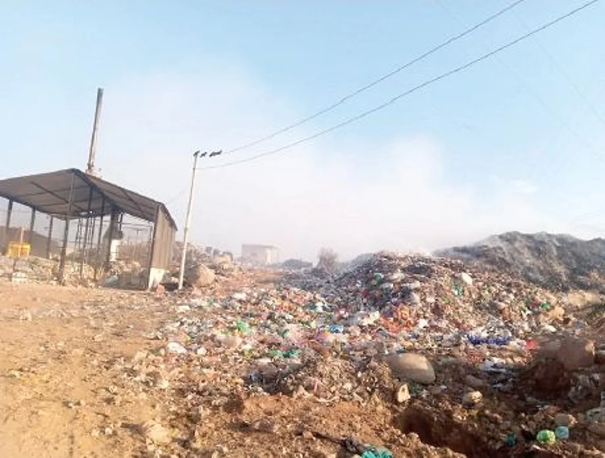 While the authorities had set up the treatment plant to dispose of dry garbage scientifically so that it should not be hazardous for the atmosphere, locals said that the rules were not being followed.