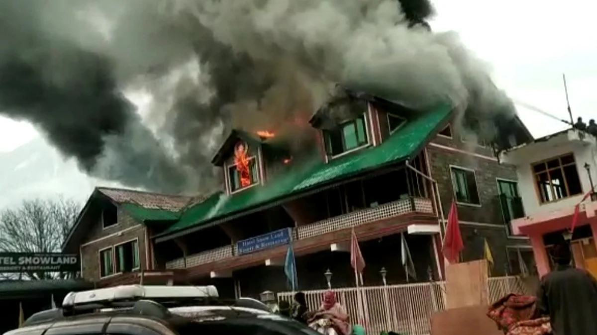 Fire guts hotel in central Kashmir’s Kangan