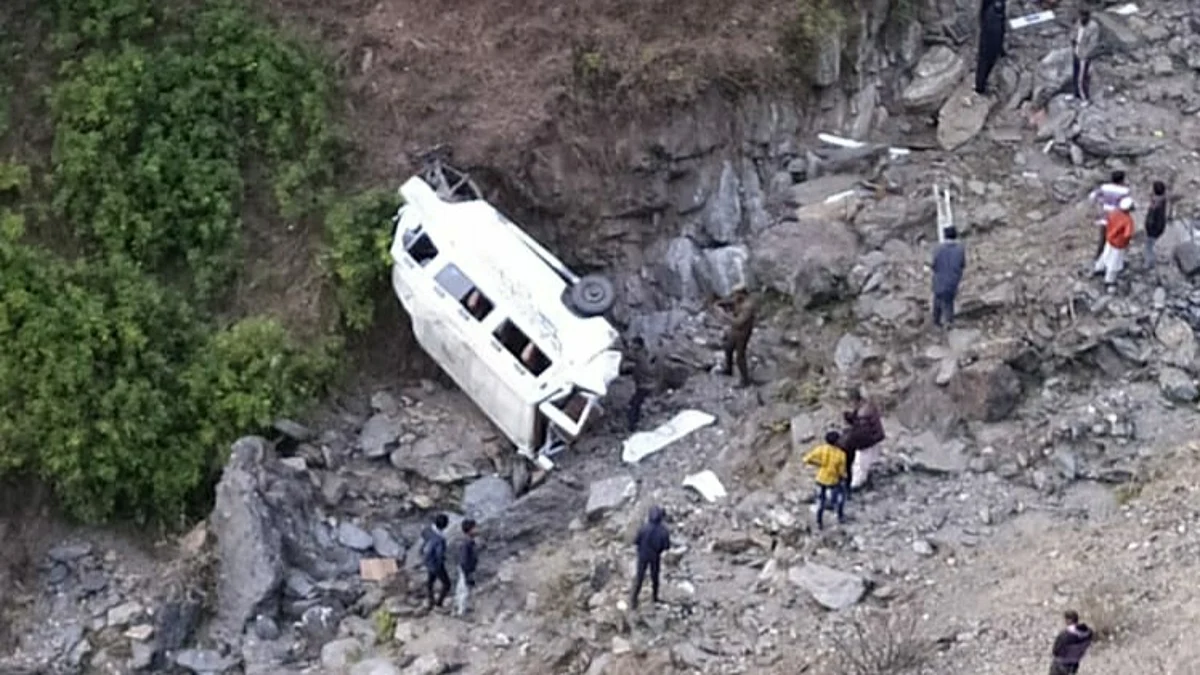 DC Ramban, Mussarat Zia while confirming the incident on his official Twitter handle, said that a team of officials has been rushed to the spot to retrieve the bodies even as the injured are being shifted to the hospital.
