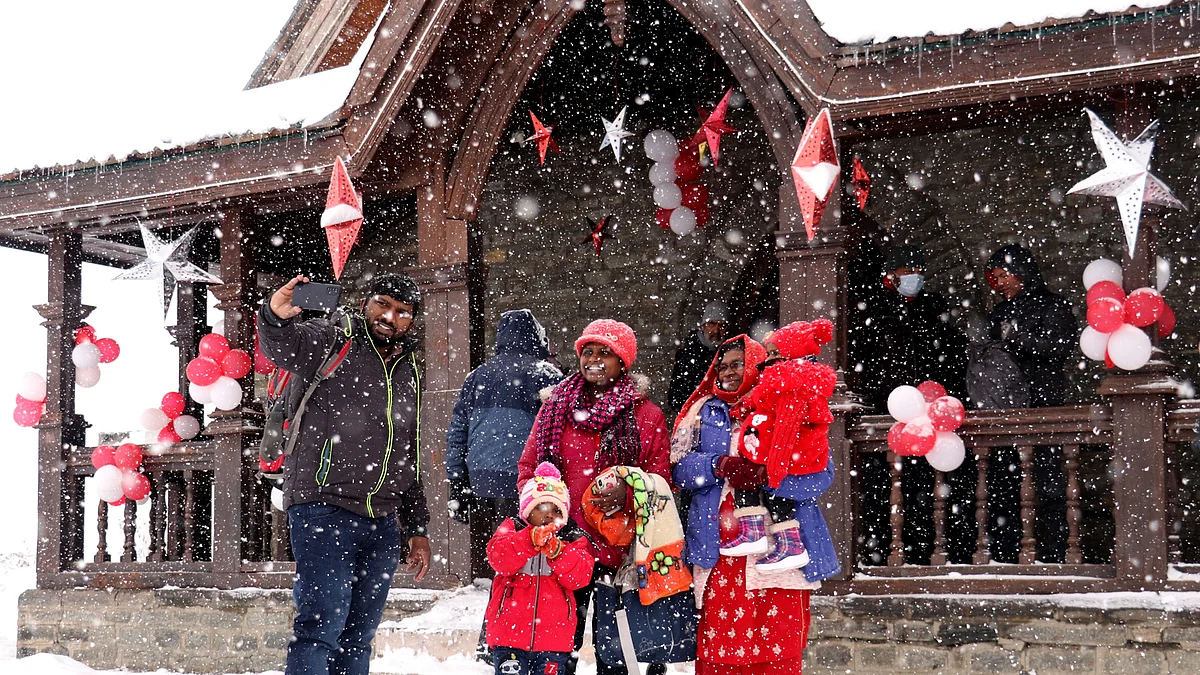 Amid cloud cover, mercury settles above freezing point at most places in Kashmir