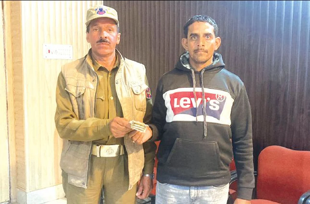Rajouri cop wins hearts for act of honesty