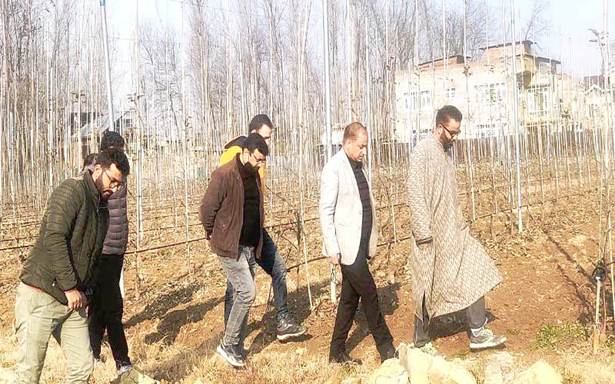 DG Horti visits under construction Apple processing unit at Lassipora
