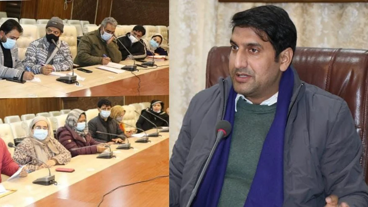 DC Srinagar reviews strategy to tackle imminent threat from Omicron