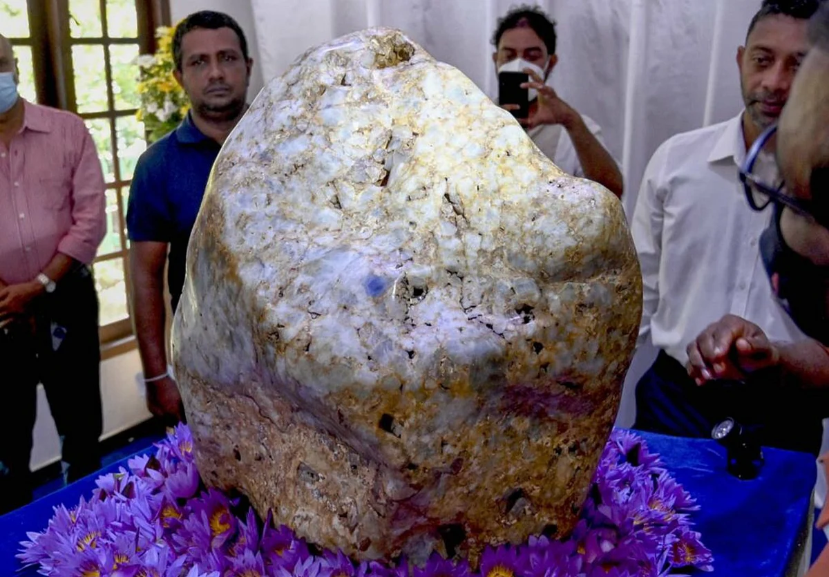 Gem expert Chamila Suranga said that the specialty of this gem is that the gem stone is comprised of aluminum oxide, titanium, iron, and nickel.