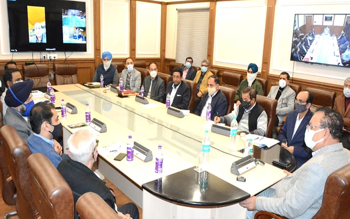Ensure timely availability of spray oils in market: Navin