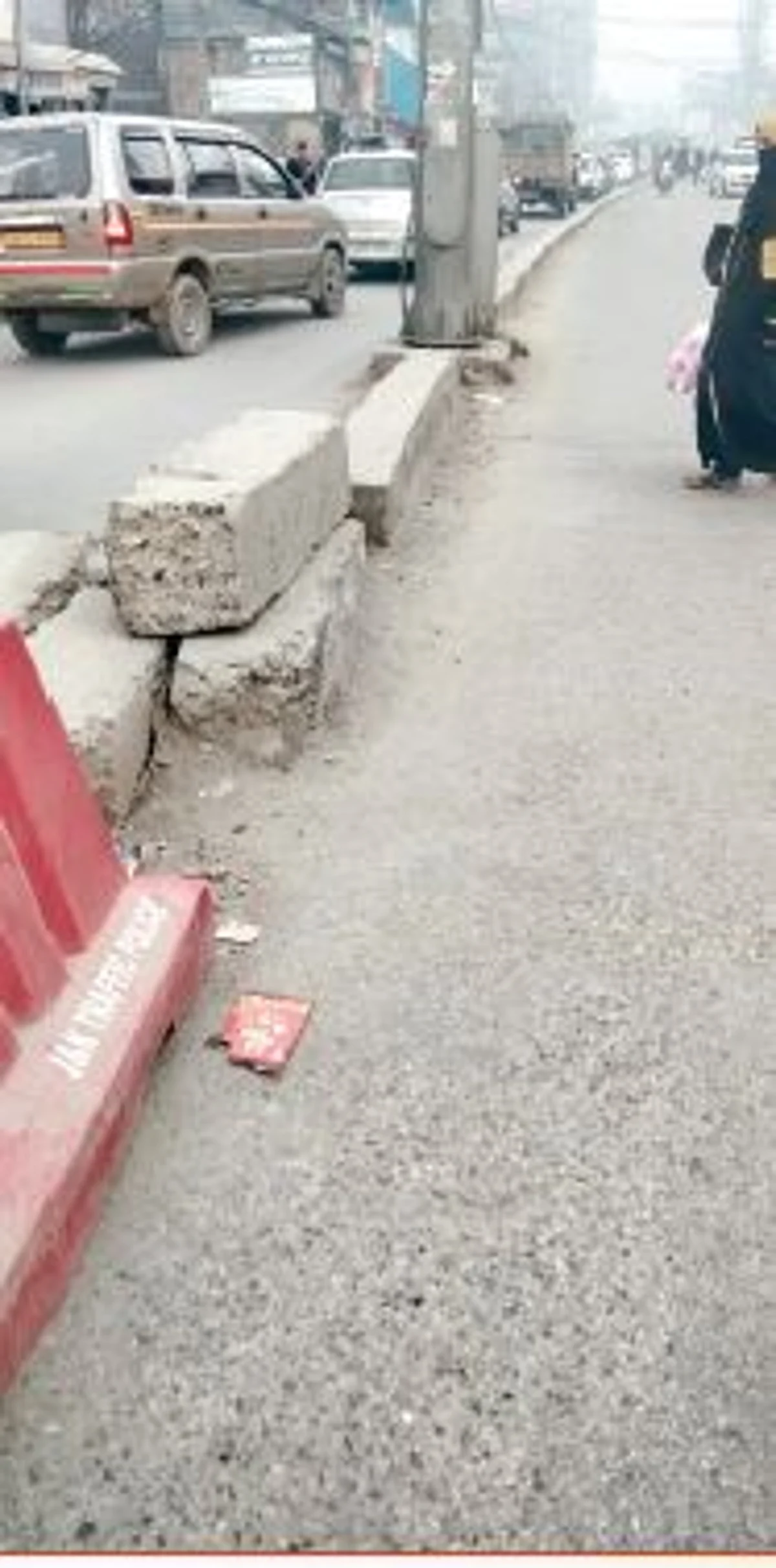 Road dividers without reflectors causing accidents in Baramulla