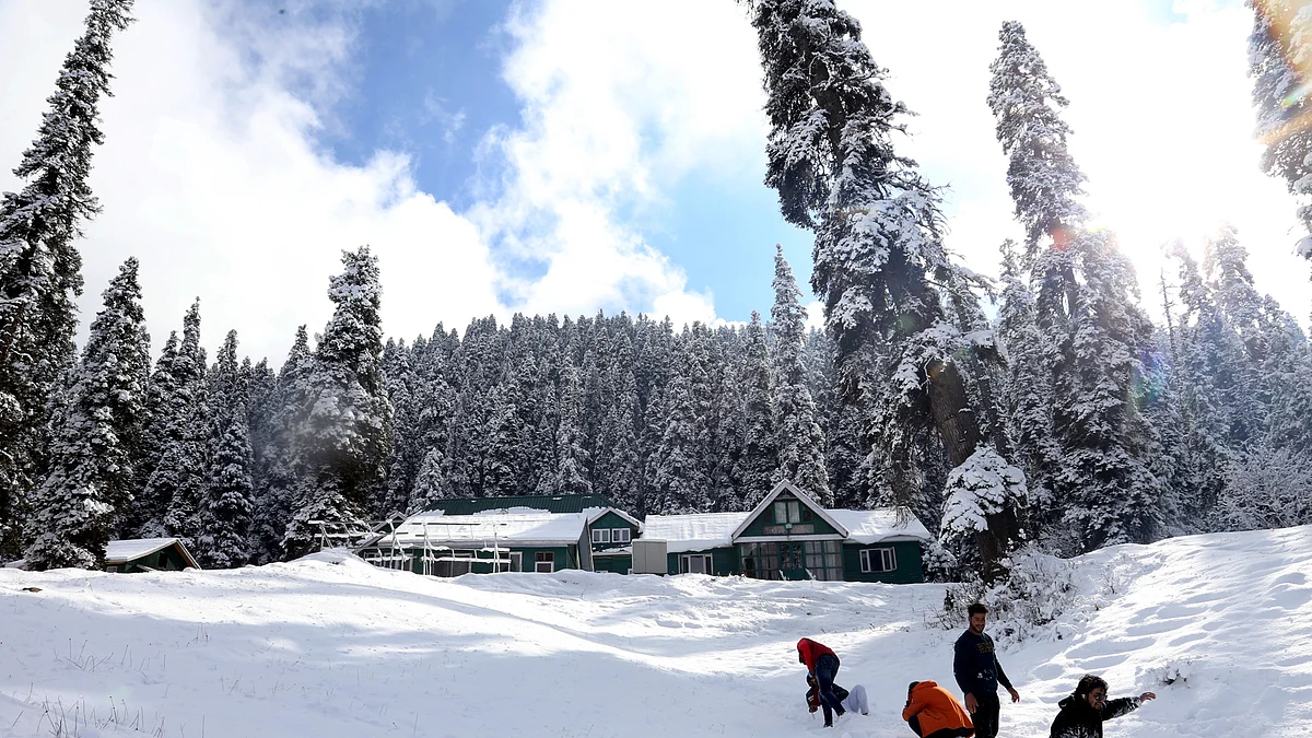 Pahalgam shivers at -9°C, Gulmarg at -8°C