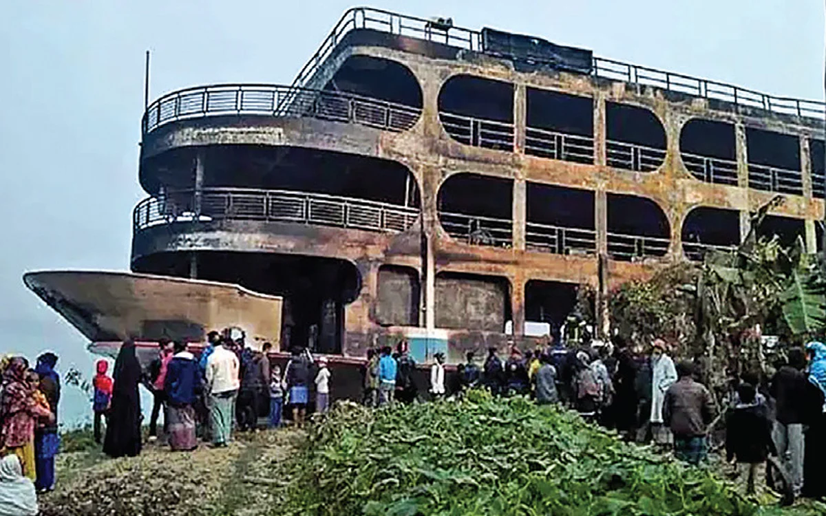 40 people dead after fire breaks out aboard packed ferry in Bangladesh