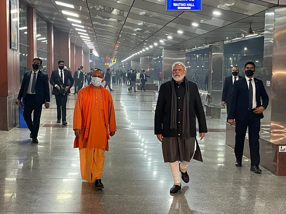 PM Modi makes surprise visit to Varanasi station