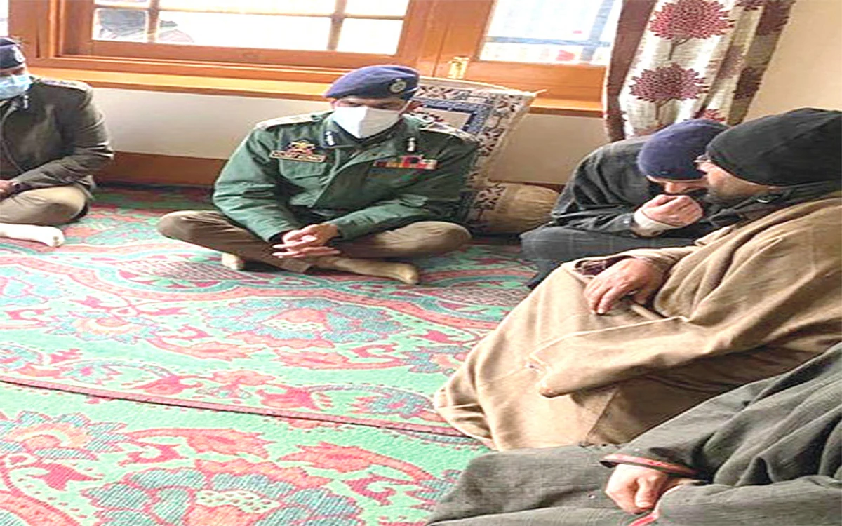 IGP visits slain ASI’s residence in Awantipora