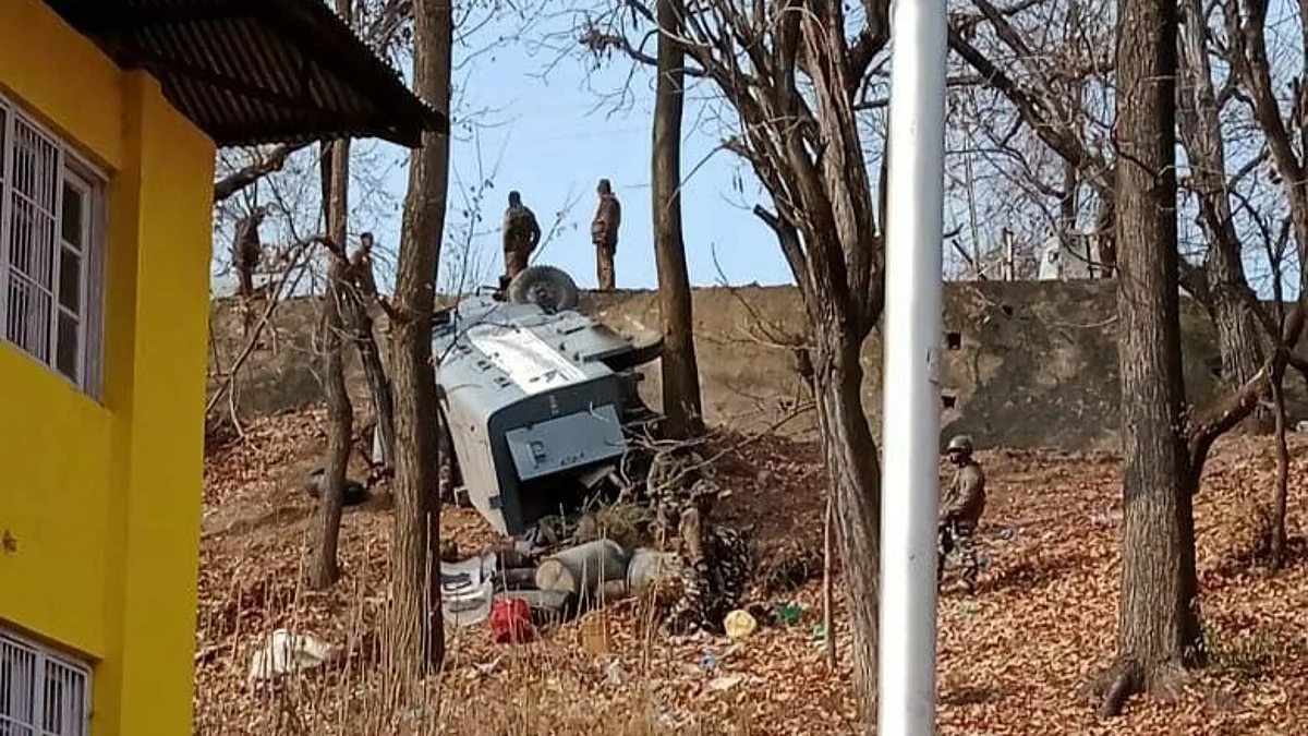 The 'BP Bunker' of 18 Batallion CRPF was on way from Behibagh to Kulgam when it met with the accident .