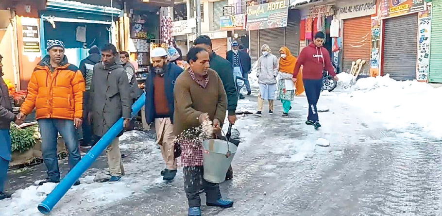 MCB starts sprinkling salt on frozen Bhaderwah roads