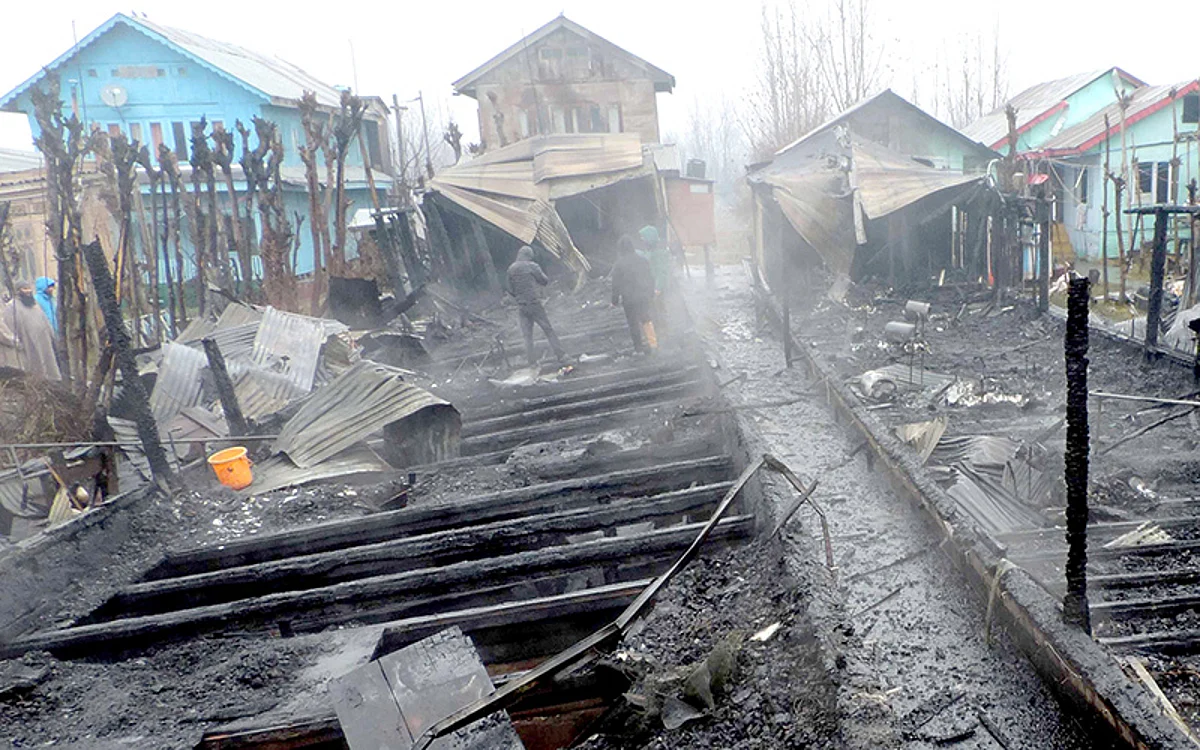 2 houseboats gutted in Dal Lake