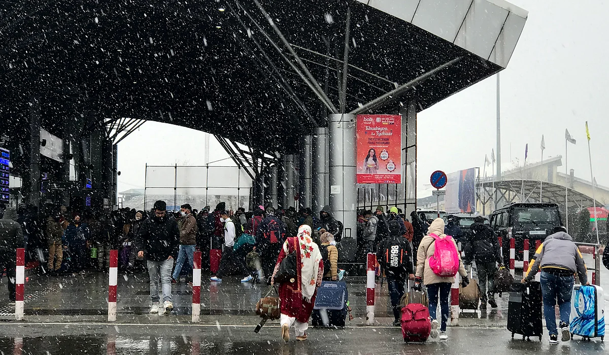 Flights delayed at Srinagar airport due to heavy snowfall