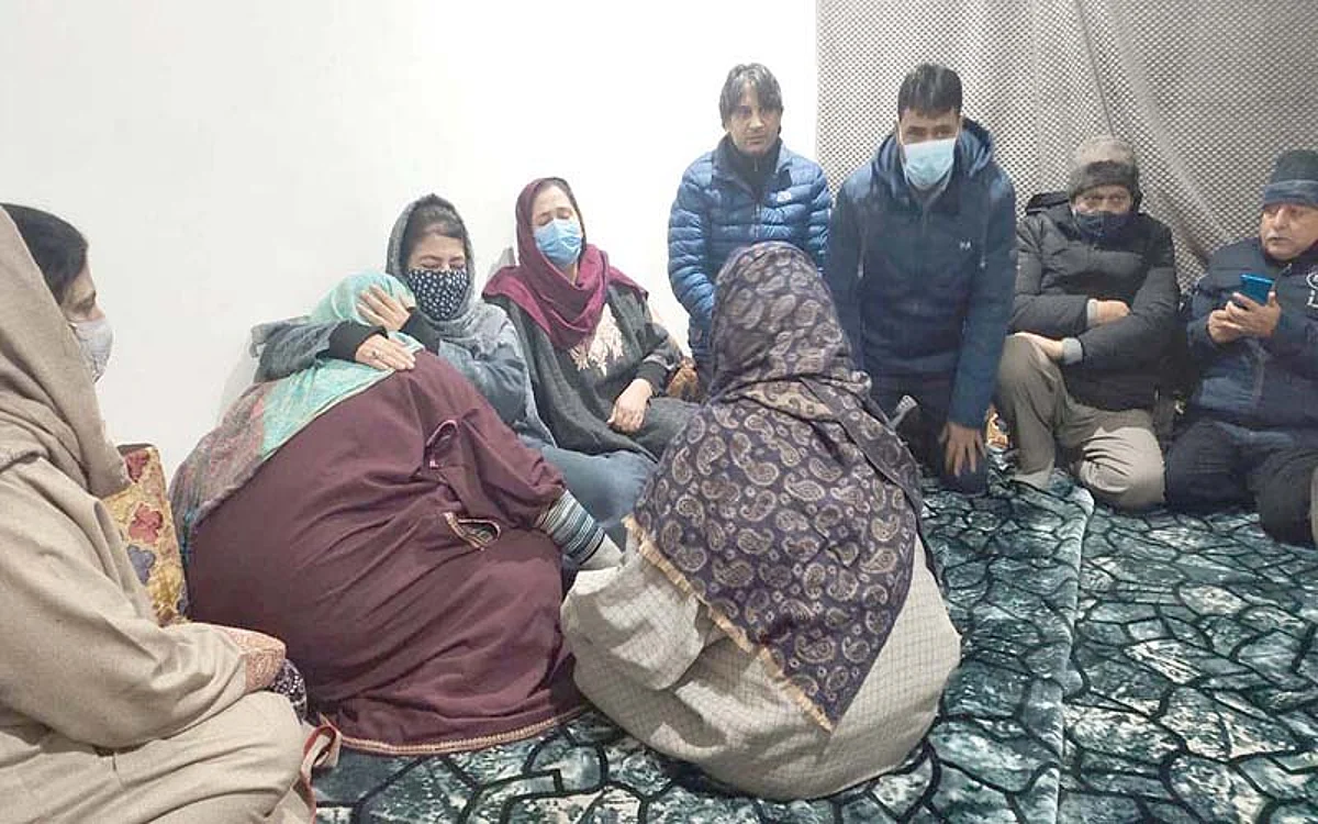 Mehbooba Mufti condoles demise of PDP zonal president Zadibal