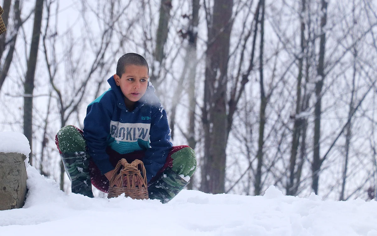 Kashmir in grip of freezing cold