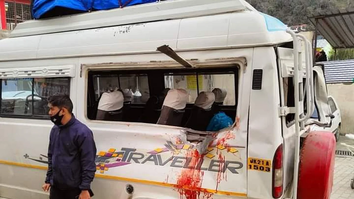 Shooting stones hit a tempo traveller in Ramban