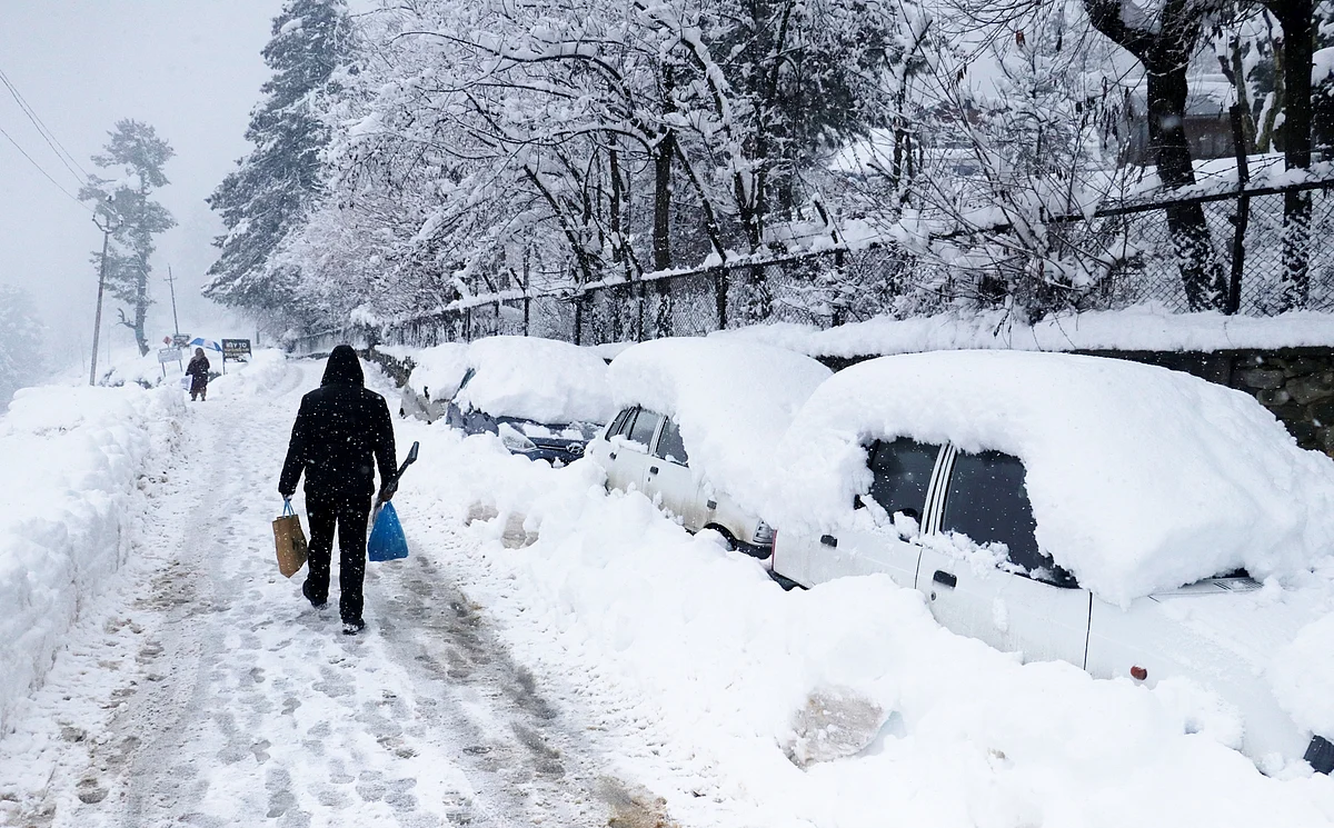 Heavy to very heavy snow expected in J&K as weatherman issues red alert